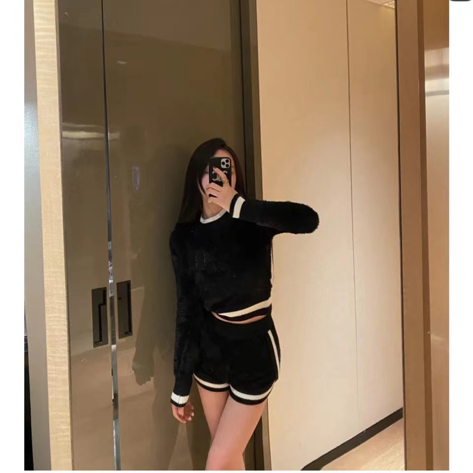 Women's Two Piece Pants New Knitwear Set With Letter Fleece Fur Round Neck Pullover Sweater Suit Elastic Waist Shorts
