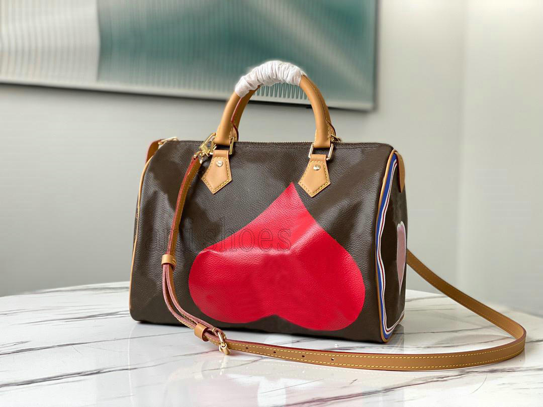 M57451 GAME ON SPEEDY BANDOULIERE 30 Boston City Bag with Heart Flower Prints Flowers Classic Leather Vintage Handbag Tote Shoulder Bags Cro
M57451 GAME ON SPEEDY BANDOULIERE 30 Boston City Bag with Heart Flower Prints Flowers Classic Leather Vintage Handbag Tote Shoulder Bags Cro