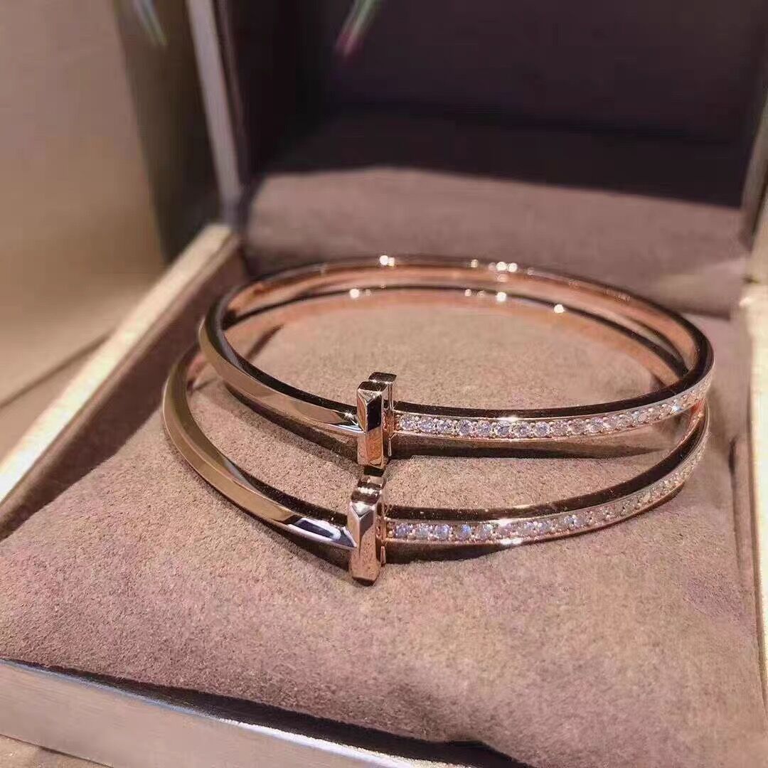 Factory designer bangle Bangles Bracelet t Family Narrow Version T1 Semi Diamond Sterling Silver Series Ring Plated 18k Gold Light Luxury Simple Rose2779 2GRD
Factory designer bangle Bangles Bracelet t Family Narrow Version T1 Semi Diamond Sterling Silver Series Ring Plated 18k Gold Light Luxury Simple Rose2779 2GRD
