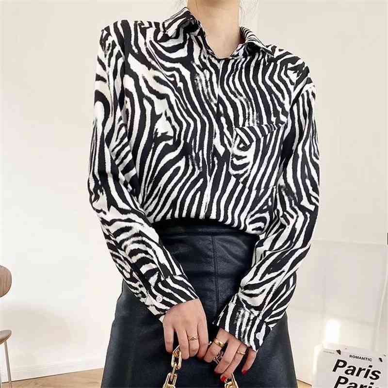 Elegant Women Zebra Stripes Shirts Fashion Ladies Turn Down Collar Tops Causal Female Chic Pocket Button Blouses 210430