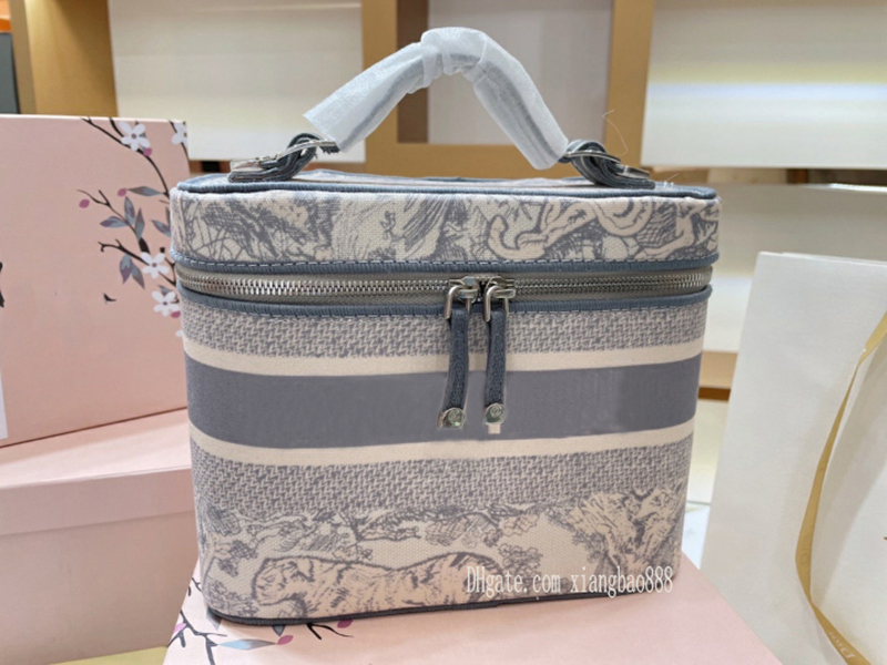 Womens fashion Cosmetic Bags designer canvas Oblique travel bag luxurys large capacity tiger pattern makeup storage box wash with boxs, I need see other producst
Womens fashion Cosmetic Bags designer canvas Oblique travel bag luxurys large capacity tiger pattern makeup storage box wash with boxs, I need see other producst