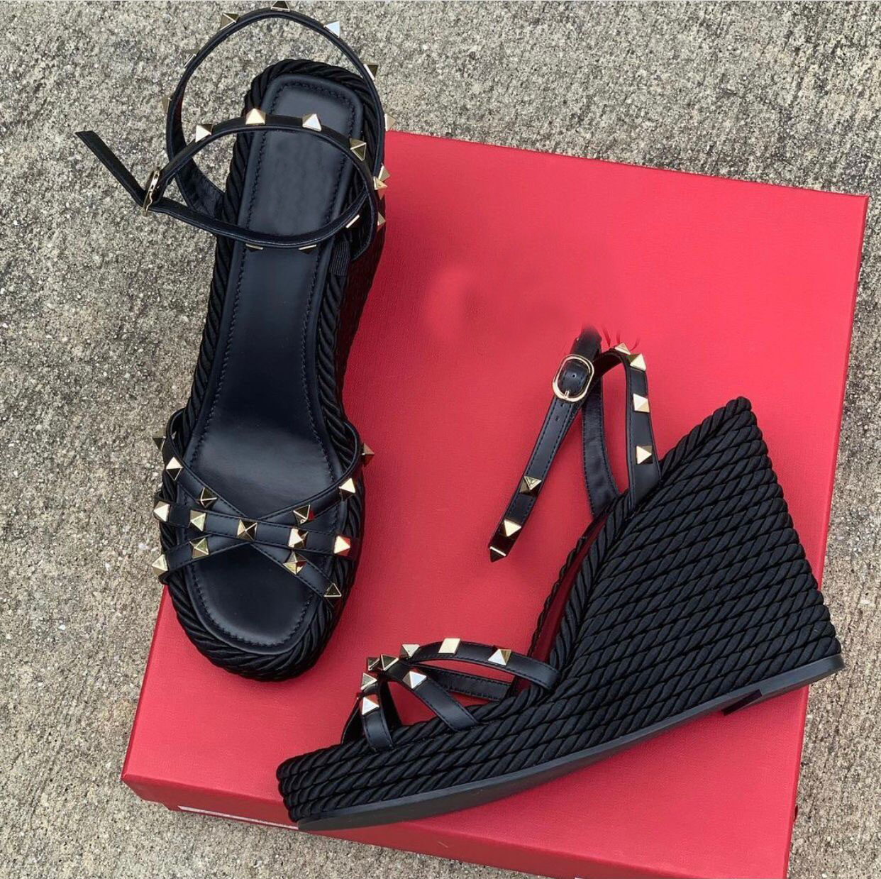 Brand Summer Rock Studs Women's Sandals Ankle Strap Wedges Platform Heels Black Nude Calfskin Leather Espadrilles Rivets Strappy Gladia
Brand Summer Rock Studs Women's Sandals Ankle Strap Wedges Platform Heels Black Nude Calfskin Leather Espadrilles Rivets Strappy Gladia