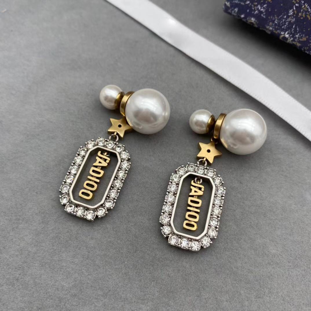 Fashion designer Dangle Chandelier square white pearl earrings D letter stud earring jewelry suitable for ladies wedding design
Fashion designer Dangle Chandelier square white pearl earrings D letter stud earring jewelry suitable for ladies wedding design