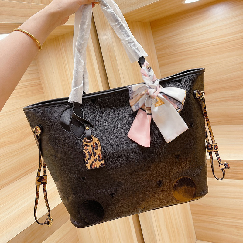 Designer Iv Women Tote Shoulder Bag Paris Brand Flowers Embossing Leopard Patchwork Handbags Large Capacity Genuine Leather Totes Handbag Luxurys Designers Bags, Black print
Designer Iv Women Tote Shoulder Bag Paris Brand Flowers Embossing Leopard Patchwork Handbags Large Capacity Genuine Leather Totes Handbag Luxurys Designers Bags, Black print