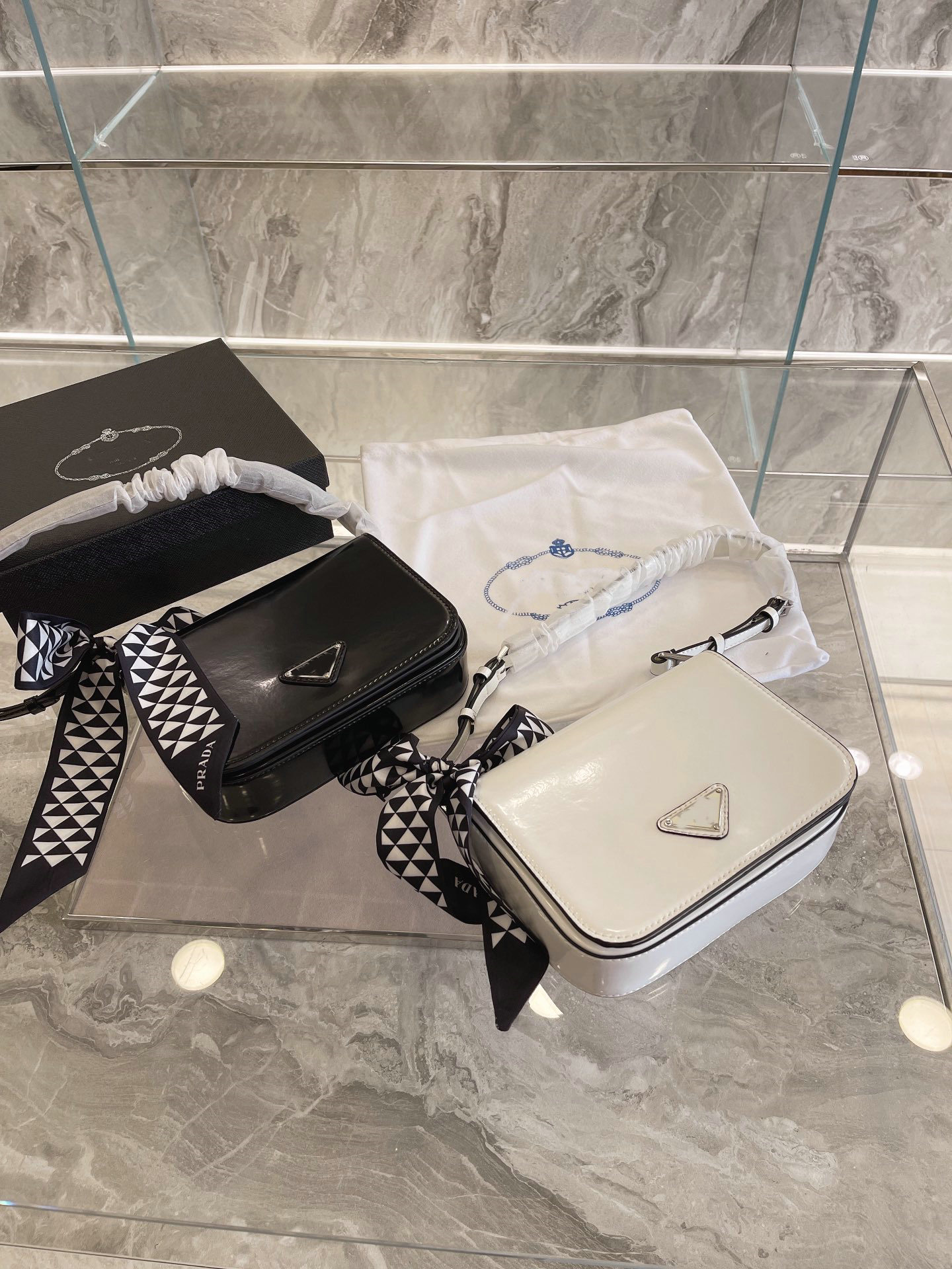 Wholesale designer bags shoulder bag women luxury underarm portable handbags fashion brand designer's tote with silk, Different shipping method
Wholesale designer bags shoulder bag women luxury underarm portable handbags fashion brand designer's tote with silk, Different shipping method