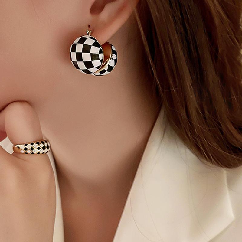Stud Korean Leather Black And White Round Square Earrings Trendy 2021 For Women, Golden;silver
Stud Korean Leather Black And White Round Square Earrings Trendy 2021 For Women, Golden;silver