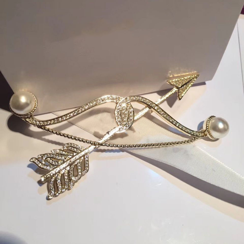Fashion metal Bow and arrow Designer Brooch Letter C Brooches With paper card