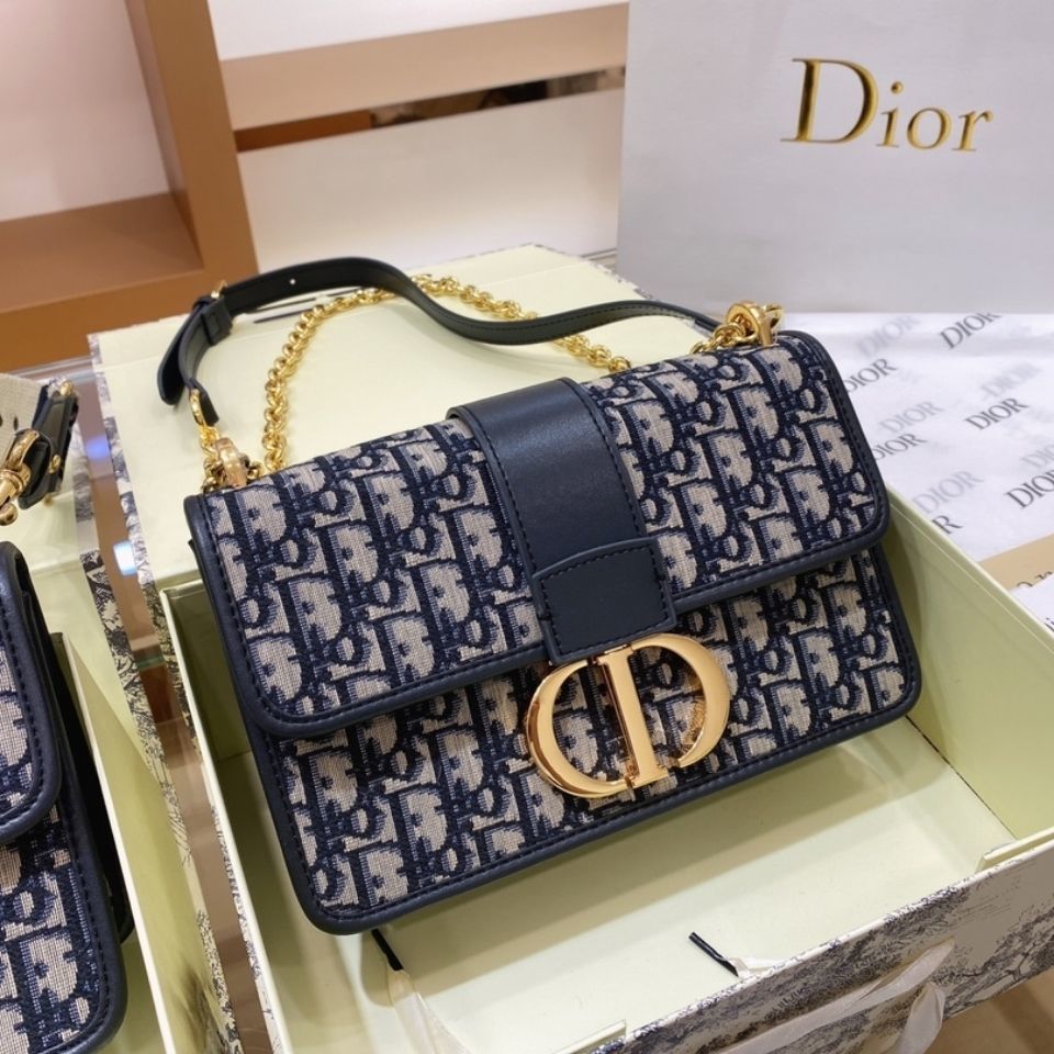D 's 2021 casual and versatile fashion slung CD classic old flower chain shoulder bag
D 's 2021 casual and versatile fashion slung CD classic old flower chain shoulder bag