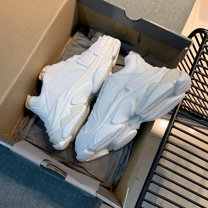 High Quality Motorcycle Boots sports shoes running triple whites men women trainers skateboardingones highs low white outdoor athletic sneakers with box
High Quality Motorcycle Boots sports shoes running triple whites men women trainers skateboardingones highs low white outdoor athletic sneakers with box