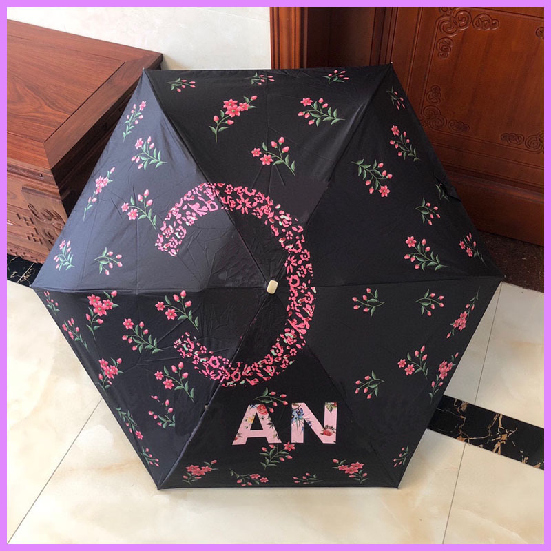 Street Fashion Umbrella Outdoor Rainy Sun Umbrellas Luxury Designer Women Mens Five-folding Umbrella Sunscreen Proof D2111111F
Street Fashion Umbrella Outdoor Rainy Sun Umbrellas Luxury Designer Women Mens Five-folding Umbrella Sunscreen Proof D2111111F