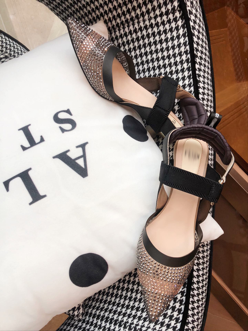 2021 Good Quality Fashion Women Luxurys Designers Shoes Designer Sandals Womens Luxury High Heels Sandal Dress Shoess With Box Size 35-41 -H322, Black
2021 Good Quality Fashion Women Luxurys Designers Shoes Designer Sandals Womens Luxury High Heels Sandal Dress Shoess With Box Size 35-41 -H322, Black