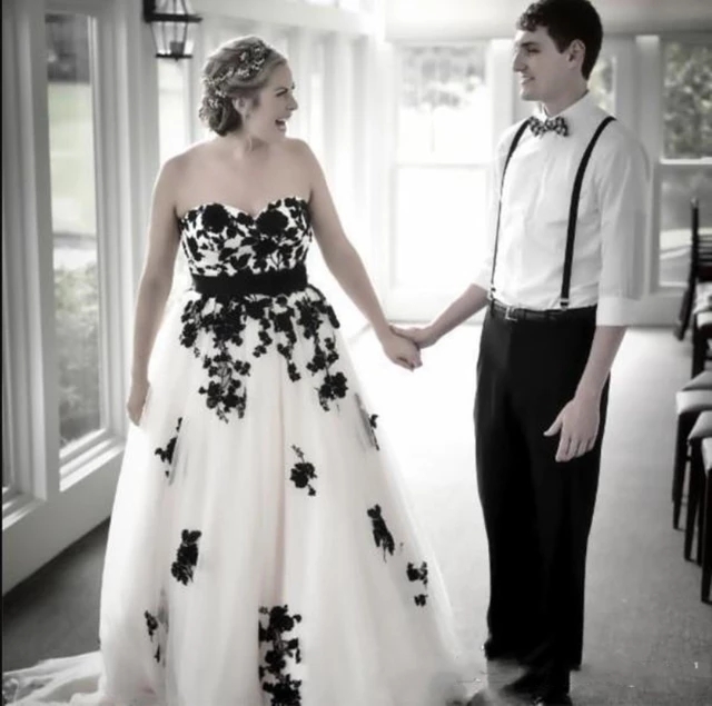 Elegant Black And Ivory A Line Wedding Dress Vintage Sweetheart Long Bridal Gowns Floral Lace Appliques Beach Bride Dresses Gothic Country Tulle Robes