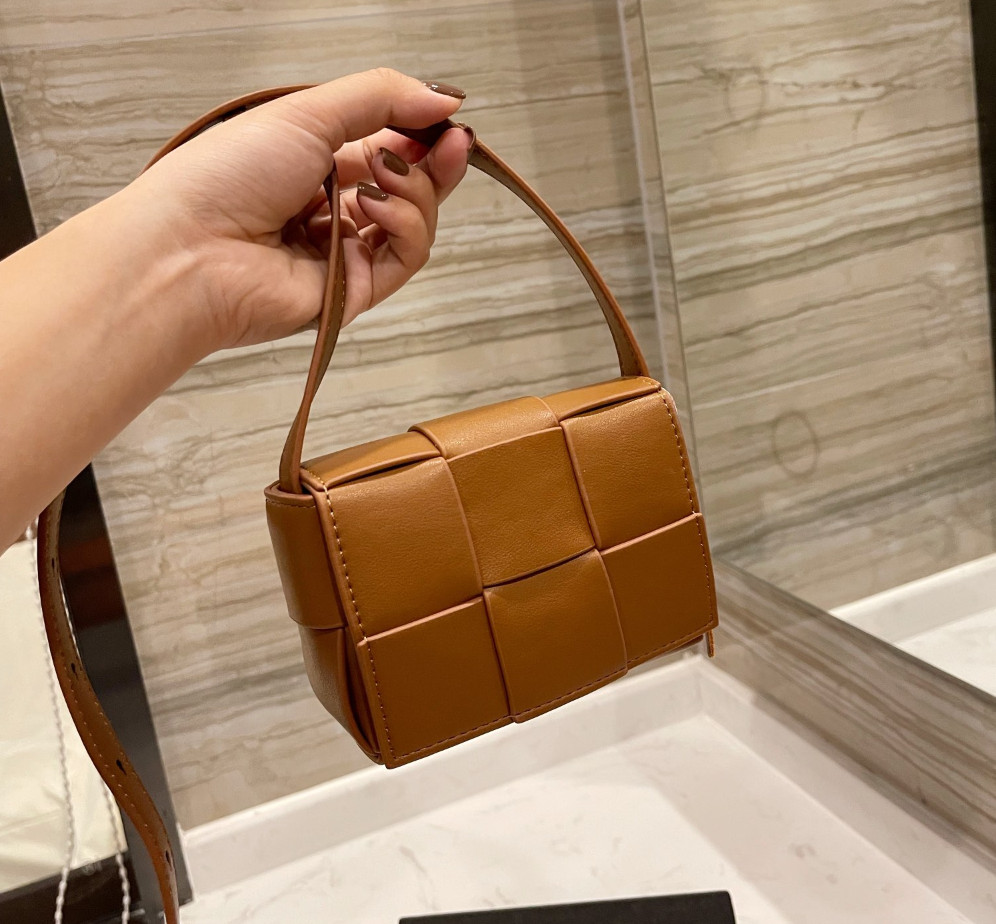 Women's bag 2021 new ladies hand-woven 100% genuine leather handbag all-match small size shoulder bags fashion messenger bag
Women's bag 2021 new ladies hand-woven 100% genuine leather handbag all-match small size shoulder bags fashion messenger bag