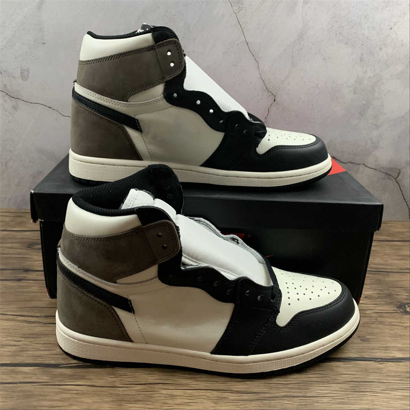Jumpman 1 High OG Dark Mocha Basketball Shoes Top Quality Mens Womens 1s Black White Designer Sports Sneakers Size EU36-47.5, Clear
Jumpman 1 High OG Dark Mocha Basketball Shoes Top Quality Mens Womens 1s Black White Designer Sports Sneakers Size EU36-47.5, Clear
