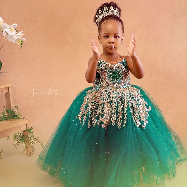 2021 Hunter Green Luxurious Flower Girl Dresses Lace Beaded Crystals Ball Gown Tulle Lilttle Kids Birthday Pageant Weddding Gowns ZJ677