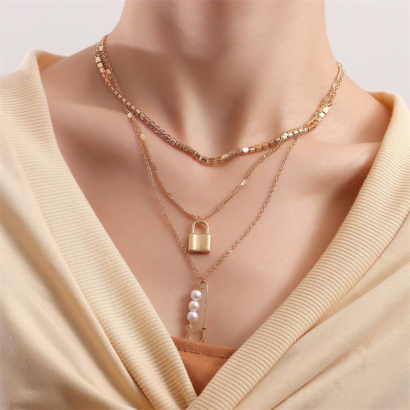 Chains Creative Exquisite Pearl Pin Pendant Necklace Simple Lock Shiny Rhinestone Clavicle Chain Ladies Jewelry
Chains Creative Exquisite Pearl Pin Pendant Necklace Simple Lock Shiny Rhinestone Clavicle Chain Ladies Jewelry