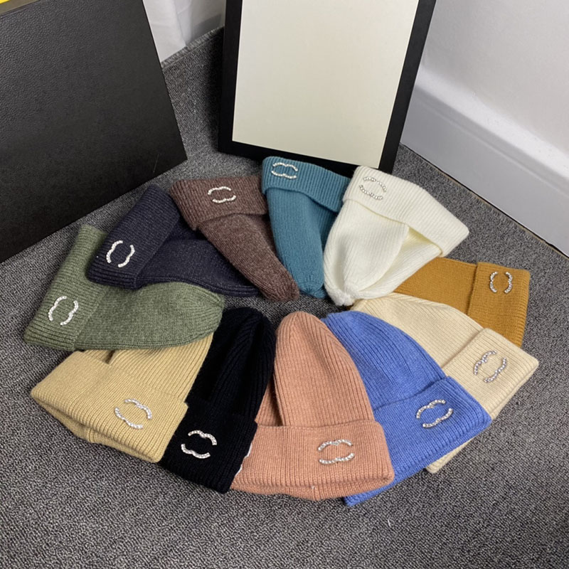 Solid Color Knitted Hat Designer Beanie Luxury C Mens Fitted Hats Women Casquette Warm Caps For Unisex Fashion Casual Cap D2111095HL
Solid Color Knitted Hat Designer Beanie Luxury C Mens Fitted Hats Women Casquette Warm Caps For Unisex Fashion Casual Cap D2111095HL