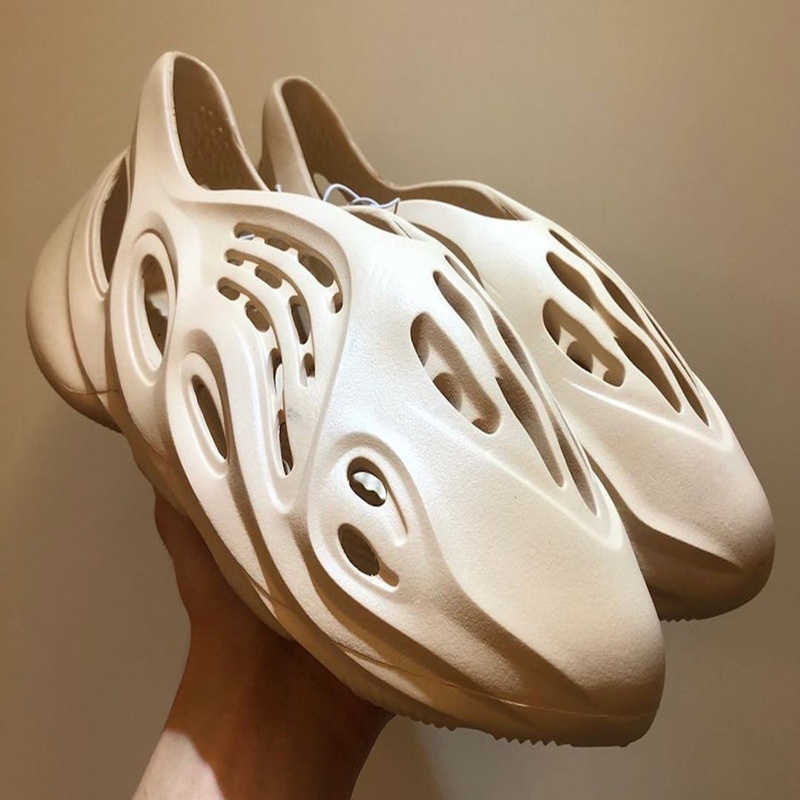 New Designer Slides Kanye Womens Mens Slippers Foam Runner Desert Sand Bone Resin Kids Childrens Shoes Sandals Luxury Trainers Scarpe
New Designer Slides Kanye Womens Mens Slippers Foam Runner Desert Sand Bone Resin Kids Childrens Shoes Sandals Luxury Trainers Scarpe