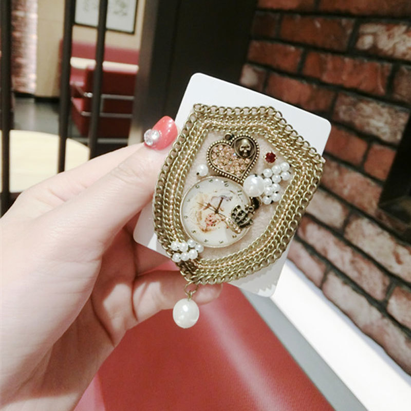 SJCHO-105 Autumn Winter Trends Handmade Brooches Fashion Style Pearl Centered Elements Skull Crown Brooch Collar Pin Woman
SJCHO-105 Autumn Winter Trends Handmade Brooches Fashion Style Pearl Centered Elements Skull Crown Brooch Collar Pin Woman