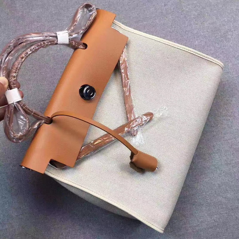 Luxury handbags Fall 2021 new women's leather / waterproof canvas contrast hand her bag
Luxury handbags Fall 2021 new women's leather / waterproof canvas contrast hand her bag