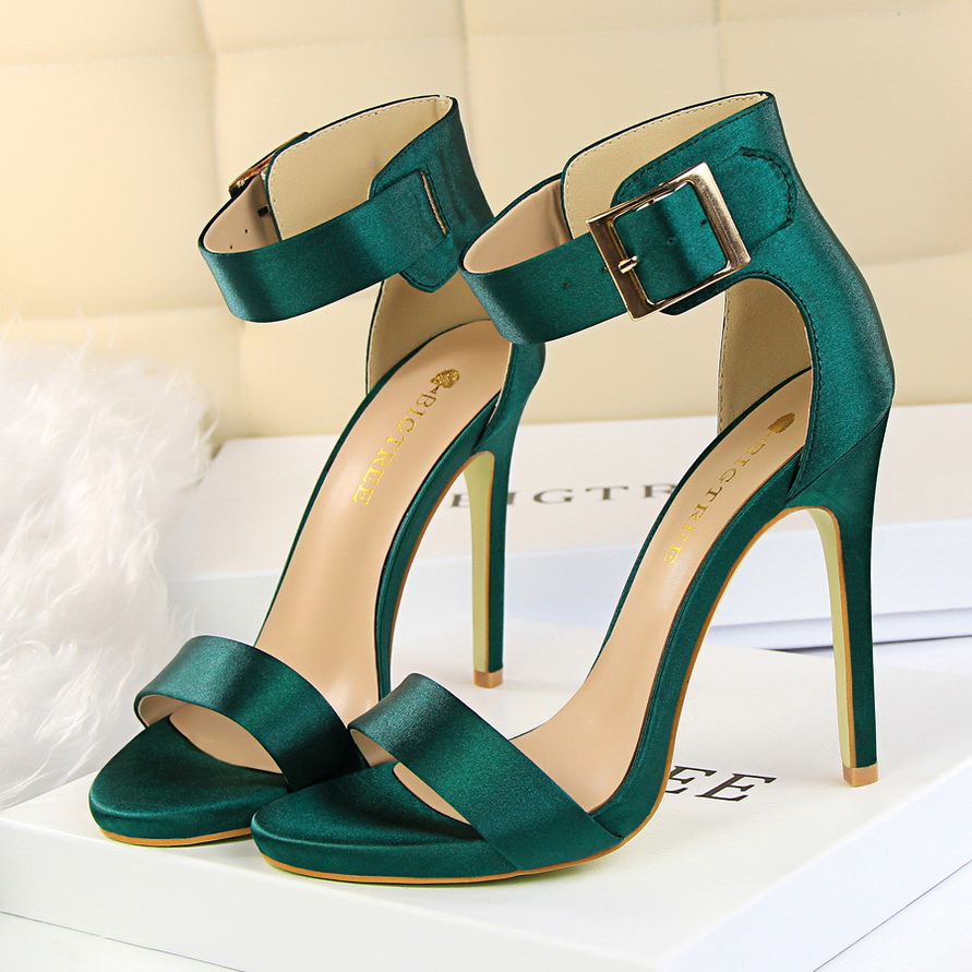 2021 Plus Size 34-43 Women Satin 11cm High Heels Fetish Silk Sandals Gladiator Summer Shoes Lady Green Platform Purple Red Pumps, Black
2021 Plus Size 34-43 Women Satin 11cm High Heels Fetish Silk Sandals Gladiator Summer Shoes Lady Green Platform Purple Red Pumps, Black