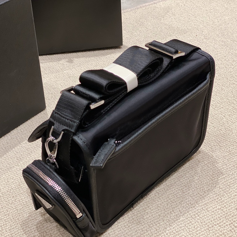 2022 Designer Mens Black Briefcases Brand Crossbody Shoulder Bags Nylon Messenger Bag 2-piece Purses Casual Style with Small Purse Triangle, This price option is not for sale.
2022 Designer Mens Black Briefcases Brand Crossbody Shoulder Bags Nylon Messenger Bag 2-piece Purses Casual Style with Small Purse Triangle, This price option is not for sale.
