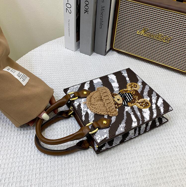 Wholesale ladies shoulder bag retro printed leather handbag street trend cartoon decoration Women handbags personality vertical fashion snakeskin backpack, Yh606b
Wholesale ladies shoulder bag retro printed leather handbag street trend cartoon decoration Women handbags personality vertical fashion snakeskin backpack, Yh606b