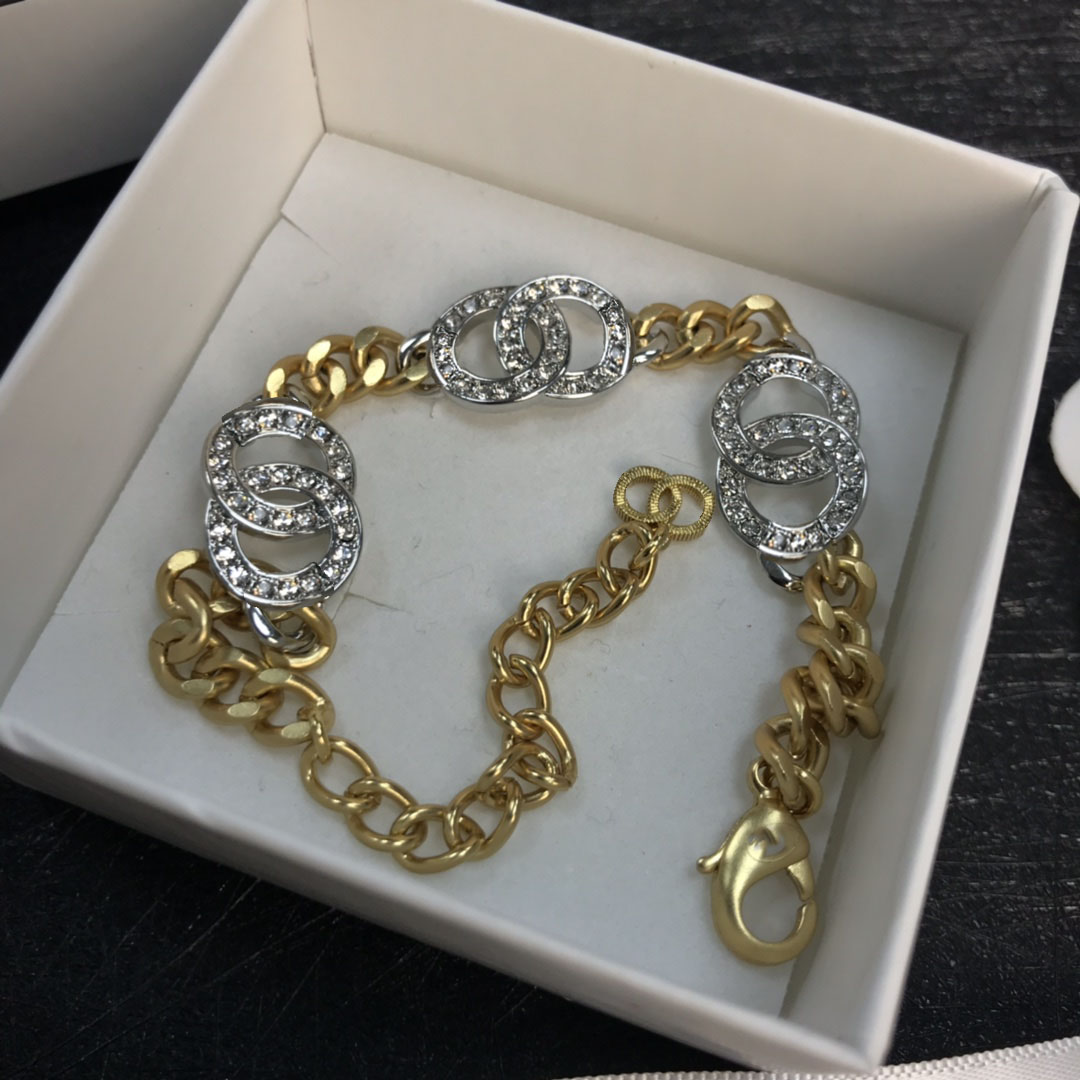 Luxury Designers jewelry Have Stamps women Bracelet multi elements classic letter ladies high quailty exquisite with box 041706, White
Luxury Designers jewelry Have Stamps women Bracelet multi elements classic letter ladies high quailty exquisite with box 041706, White