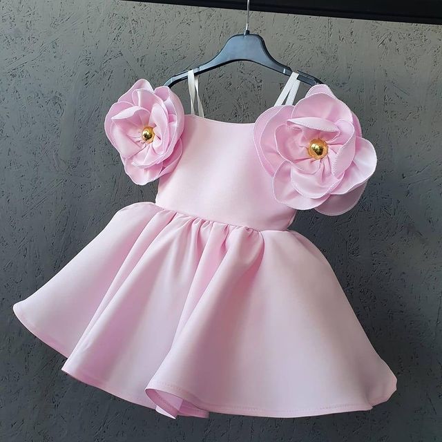 2021 Short Spaghetti Flower Girl Dresses Ball Gown Hand Made Flowers Satin Lilttle Kids Birthday Pageant Weddding Gowns