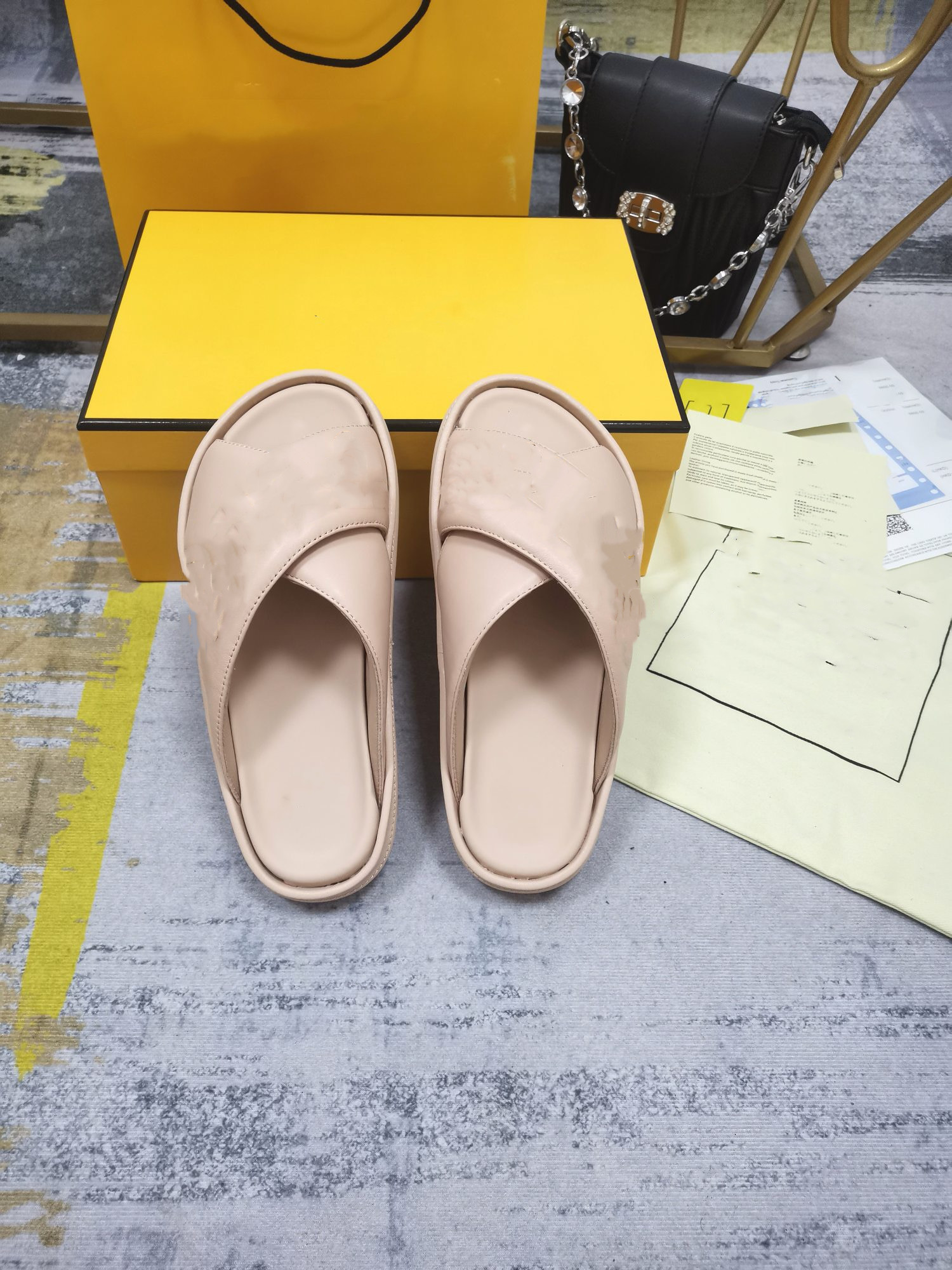 Top designer luxury slippers Graphy pink black leather sandals wide cross LACES gold metal lettering size35-42, Nude
Top designer luxury slippers Graphy pink black leather sandals wide cross LACES gold metal lettering size35-42, Nude