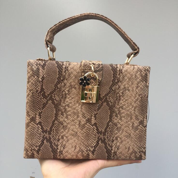 Factory wholesale women leather shoulder bags street trend Serpentine handbag high quality shaped leathers hard box chain bag elegant contrast handbags
Factory wholesale women leather shoulder bags street trend Serpentine handbag high quality shaped leathers hard box chain bag elegant contrast handbags