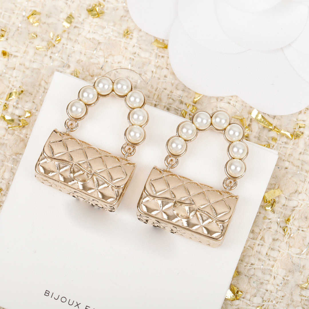2021 New Hot Brand Fashion Jewelry For Women Jelly Bag Design Earrings Party Pearls Bag Earrings C Name Stamp Crush Bag Earrings
2021 New Hot Brand Fashion Jewelry For Women Jelly Bag Design Earrings Party Pearls Bag Earrings C Name Stamp Crush Bag Earrings
