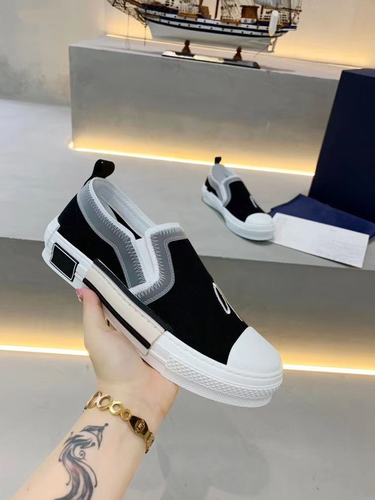2021 Classic wild Nouveau Hommes Femmes sport de luxe toile Sneakers Chaussures Top qualité en cuir véritable brodé EUR 35-45 MKQR001
2021 Classic wild Nouveau Hommes Femmes sport de luxe toile Sneakers Chaussures Top qualité en cuir véritable brodé EUR 35-45 MKQR001