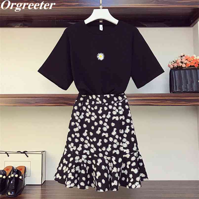 est Casual 2 Piece Set Women Short Sleeve Daisy Embroidery Black/Red Tshirt and Elastic Waist Printted Skirt Sets L-4XL 210602, White
est Casual 2 Piece Set Women Short Sleeve Daisy Embroidery Black/Red Tshirt and Elastic Waist Printted Skirt Sets L-4XL 210602, White