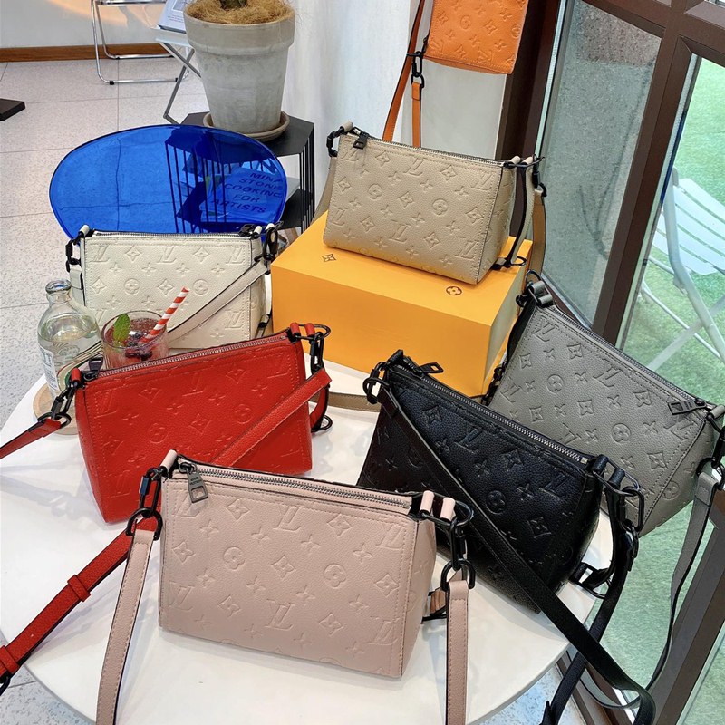 Cowhide Emboss Triangle BLANC LAVABLE Shoulder Crossbody Bags Men/Women Messenger Bag Designer Handbags LVGGLouisVitton
Cowhide Emboss Triangle BLANC LAVABLE Shoulder Crossbody Bags Men/Women Messenger Bag Designer Handbags LVGGLouisVitton