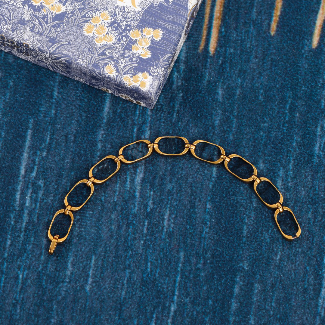 Women Luxurys Designers Jewelry Ornaments Simplicity Fashion Designer Bracelet Personality Wedding Party Bracelets
Women Luxurys Designers Jewelry Ornaments Simplicity Fashion Designer Bracelet Personality Wedding Party Bracelets
