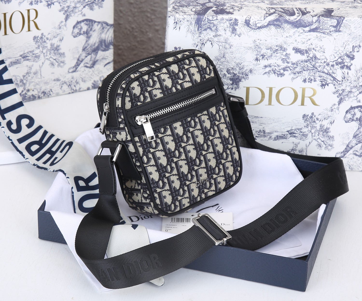 DI0R Fashion designer men's shoulder bag luxury designer handbag messenger bag with adjustable shoulder strap, No package. only for freight supplement
DI0R Fashion designer men's shoulder bag luxury designer handbag messenger bag with adjustable shoulder strap, No package. only for freight supplement
