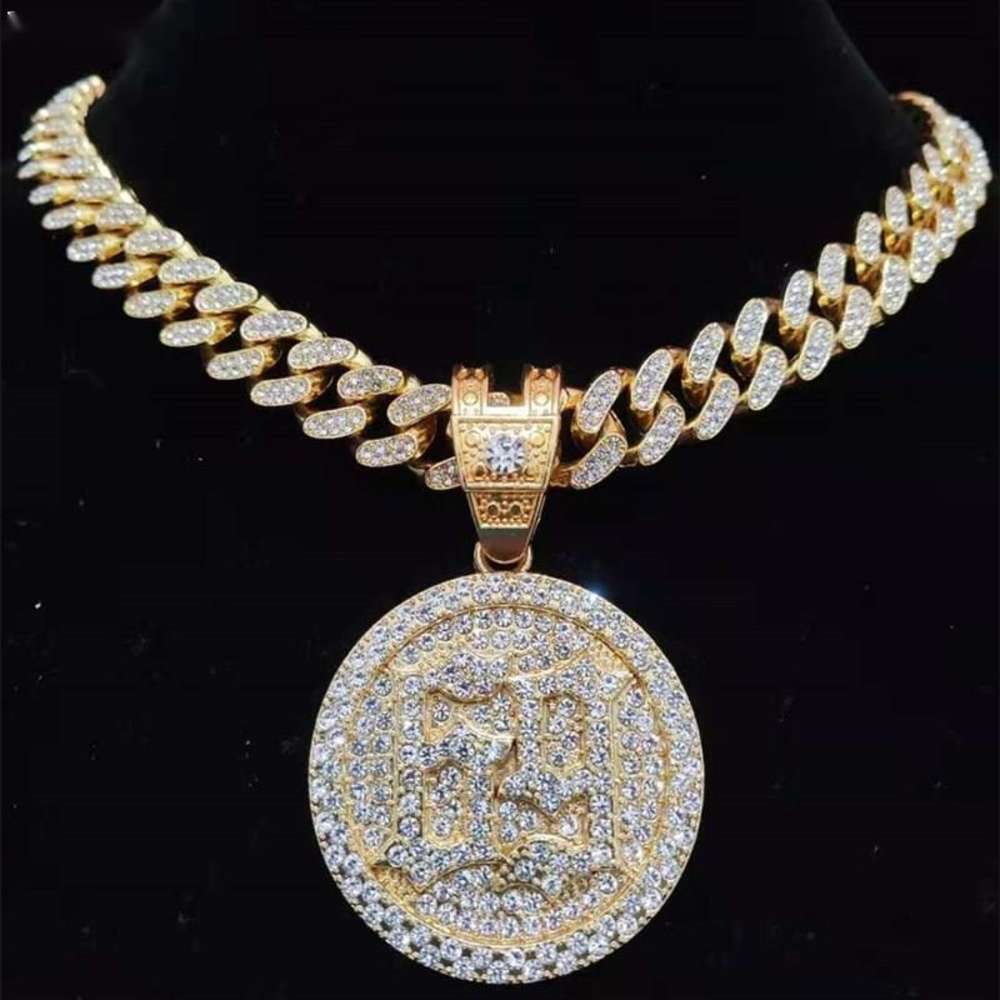 Designer Pendant Necklaces men's ladies hip-hop rapper hanger belt 13 mm Cuban chain ice out shiny fashion jewelry
Designer Pendant Necklaces men's ladies hip-hop rapper hanger belt 13 mm Cuban chain ice out shiny fashion jewelry