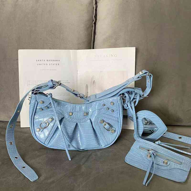 2022 Le Cagole Classic Crocodile Motorcycle Design Silver Rivet Leather Half Crescent Saddle Shoulder Diagonal Strap Female Bag, Red
2022 Le Cagole Classic Crocodile Motorcycle Design Silver Rivet Leather Half Crescent Saddle Shoulder Diagonal Strap Female Bag, Red