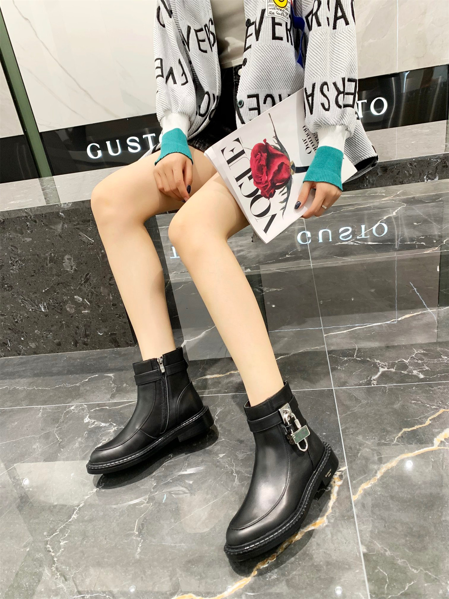 2022 latest women's designer boots 100% genuine leather thick winter shoes high heel size 35-41, Black
2022 latest women's designer boots 100% genuine leather thick winter shoes high heel size 35-41, Black