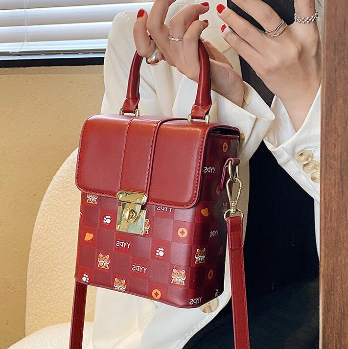 Wholesaleladies leathers shoulder bags This years popular cartoon printed handbag street trend gold buckle small square bag vertical shaped fashion backpack, Brown-2108
Wholesaleladies leathers shoulder bags This years popular cartoon printed handbag street trend gold buckle small square bag vertical shaped fashion backpack, Brown-2108