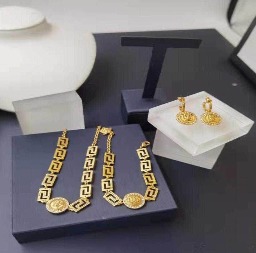 Human head retro diamond encrusted back design Europe and the United States necklace bracelet earrings simple temperament collarbone chain
Human head retro diamond encrusted back design Europe and the United States necklace bracelet earrings simple temperament collarbone chain