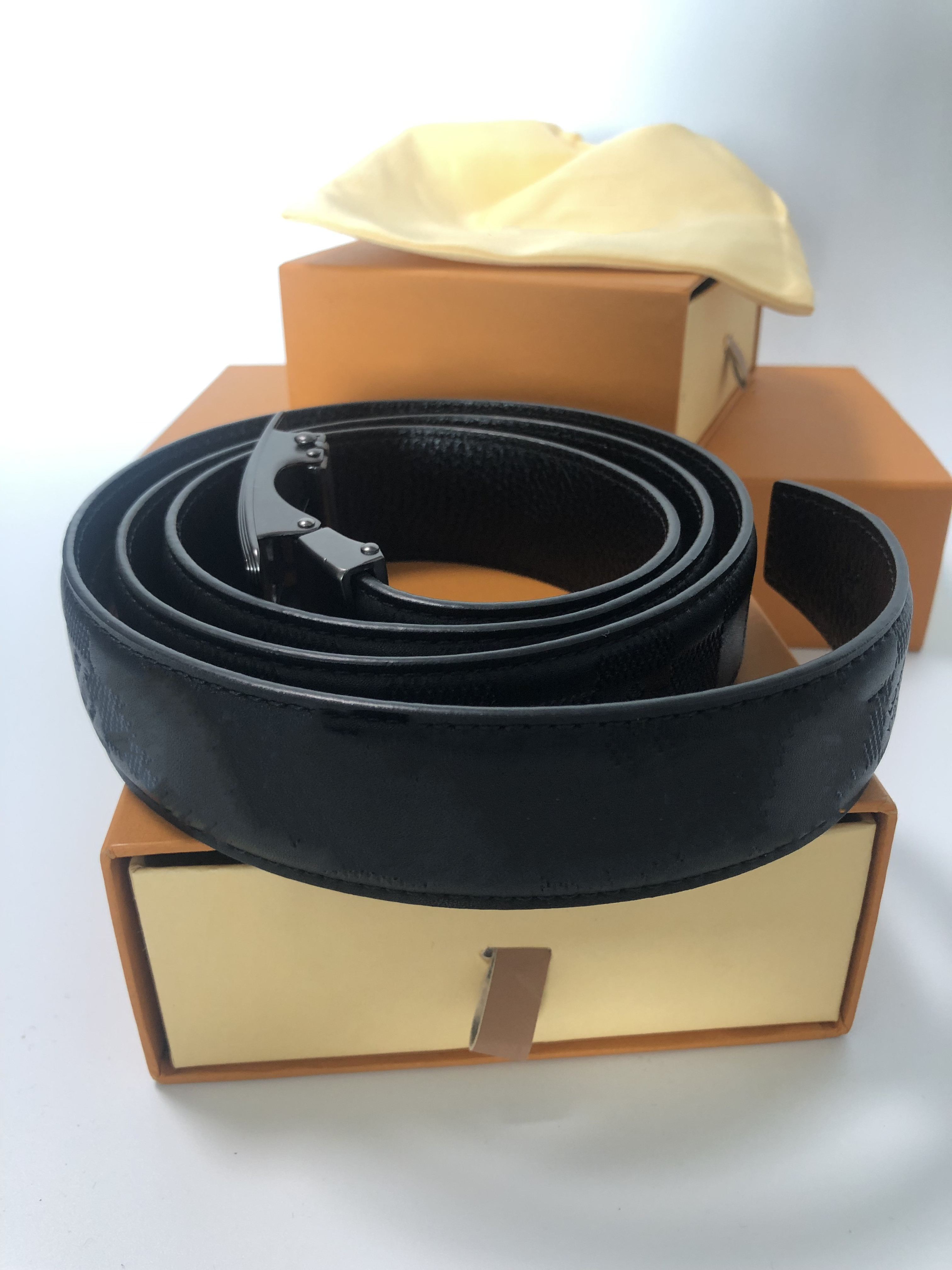 New Designer Fashion Mens Business Belts Luxury Ceinture Smooth Gold Silver Buckle Genuine Leather Belts For Men Waist Belt, Black
New Designer Fashion Mens Business Belts Luxury Ceinture Smooth Gold Silver Buckle Genuine Leather Belts For Men Waist Belt, Black