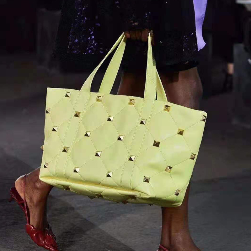 Top Quality Luxury Design Leather Shoulder Bag Shopping Bags yellow metal Large Rivet Volume Tote Packag Diamond Pattern Lemon Coffee White Orange Colors, Beige
Top Quality Luxury Design Leather Shoulder Bag Shopping Bags yellow metal Large Rivet Volume Tote Packag Diamond Pattern Lemon Coffee White Orange Colors, Beige