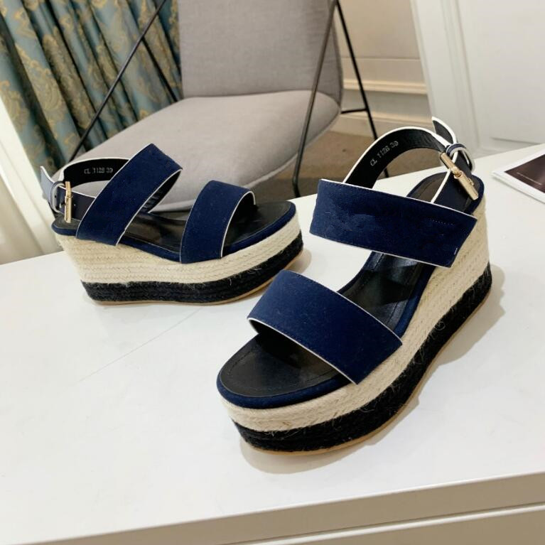 2022 Top quality Sandals Luxurys Designers Shoe Brand summer Shoes Designer Womens Women Slip Pointed Toe Sandal Sexy Slingback Pumps with box, Black
2022 Top quality Sandals Luxurys Designers Shoe Brand summer Shoes Designer Womens Women Slip Pointed Toe Sandal Sexy Slingback Pumps with box, Black