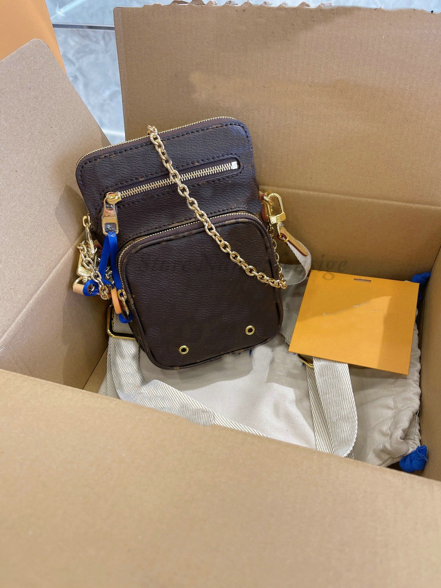 UTILITY PHONE SLEEVE Multi-tasking Bag Designer Brown Monograms Canvas Leather Metal Chains Handbags Belt Strap Fashion Shoulder Cross Body Multiple Carry Bags, Customize
UTILITY PHONE SLEEVE Multi-tasking Bag Designer Brown Monograms Canvas Leather Metal Chains Handbags Belt Strap Fashion Shoulder Cross Body Multiple Carry Bags, Customize
