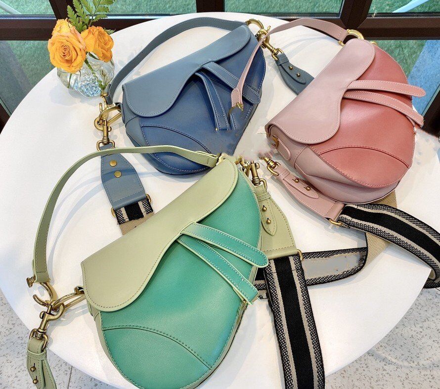 2021 ins women Fashion Color contrast saddle bag shoulder Handbags Ladies Crossbody handbag luxurys designers Bags purse Totes Multi colors wallet LCM, Box(not for sale)
2021 ins women Fashion Color contrast saddle bag shoulder Handbags Ladies Crossbody handbag luxurys designers Bags purse Totes Multi colors wallet LCM, Box(not for sale)