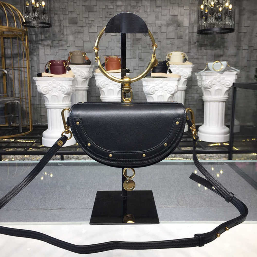 7A+Designers New style women bags 230087 Adopt half moon shape cutting Add a metal ring Hand carry One shoulder Genuine Leather Plain fashion bags
7A+Designers New style women bags 230087 Adopt half moon shape cutting Add a metal ring Hand carry One shoulder Genuine Leather Plain fashion bags