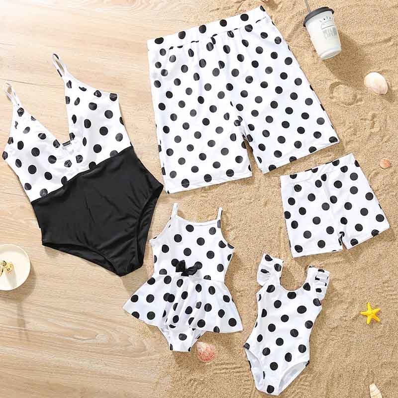 Dad Son Swimwear Beach Bath Swimsuits Dots Family Look Bikini Mommy Me Clothes Mom and Daughter Dress Matching Outfits 210417