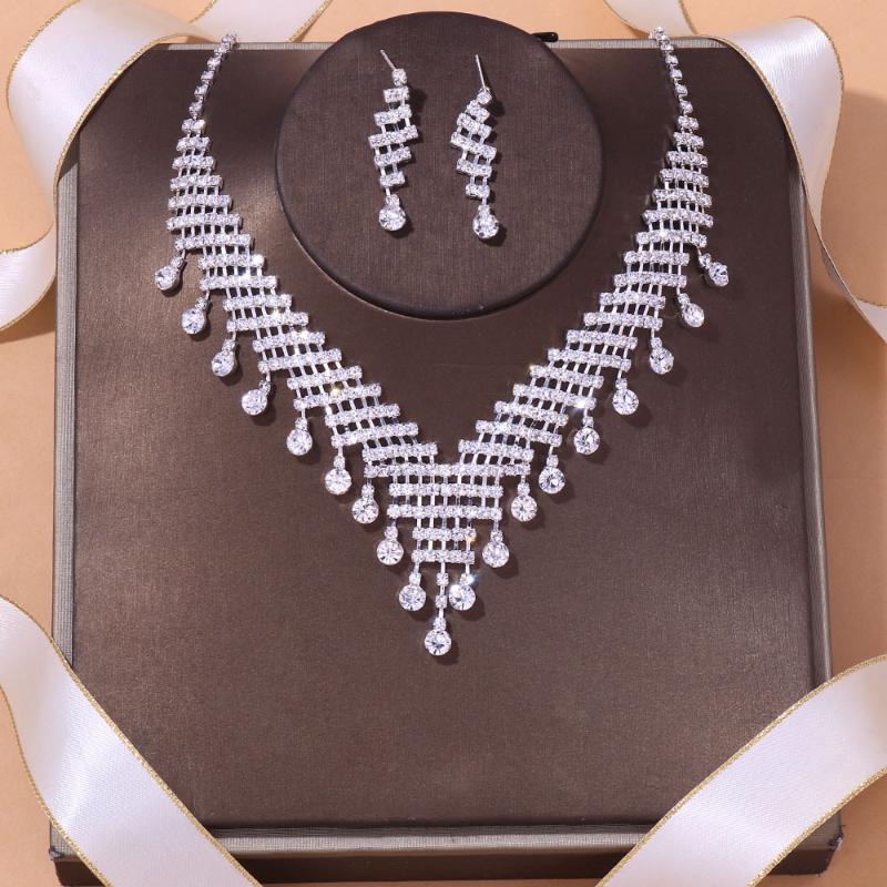 Earrings & Necklace Vintage Bridal Accessories Set Rhinestone Two-piece Banquet Party, Silver
Earrings & Necklace Vintage Bridal Accessories Set Rhinestone Two-piece Banquet Party, Silver